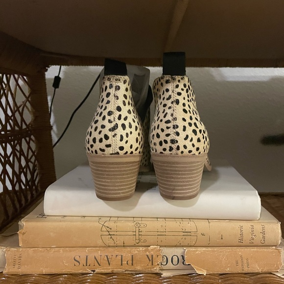 NWOB Dolce Vita Sonni Dyed Calf Hair Ankle Booties Spotted Size 8.5 - Picture 4 of 7